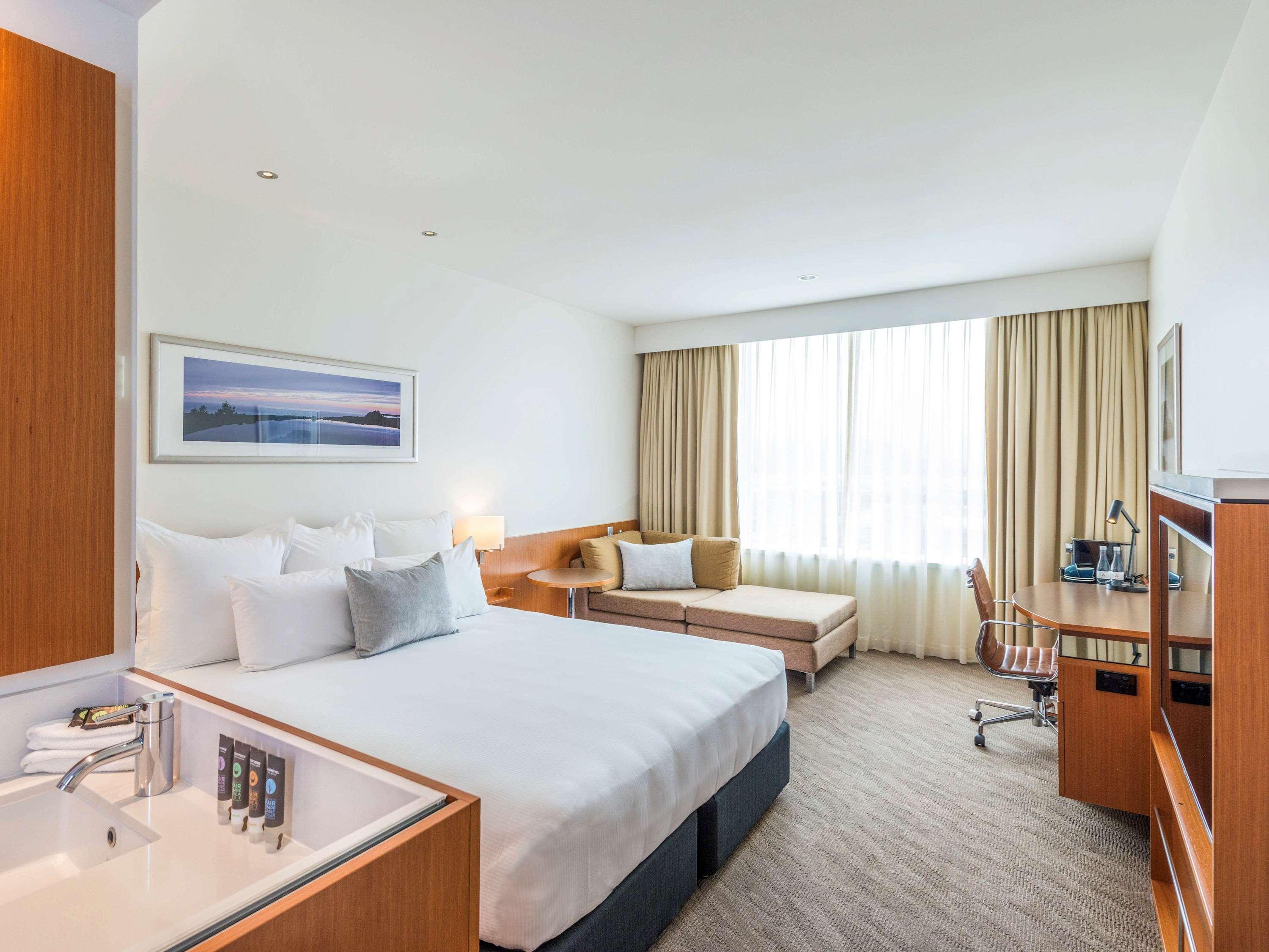 Novotel Christchurch Cathedral Square Экстерьер фото